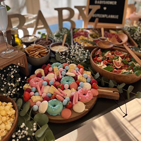 Zoete babyshower borrelplank