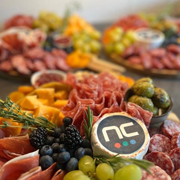 Borrelplank met logo NC-Websites